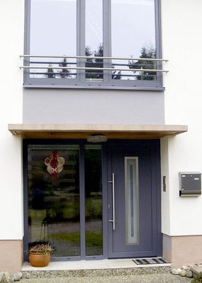 Haustür mit Glaselementen